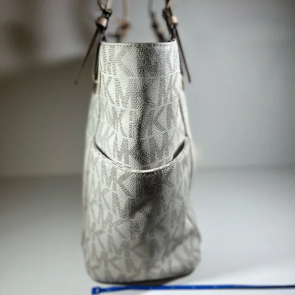 Michael Kors Jet Setter Handbag in crème and tan. - Picture 3 of 12